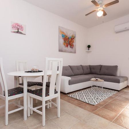 Lara - Apartment Near The Beach 瓦比尼科 外观 照片